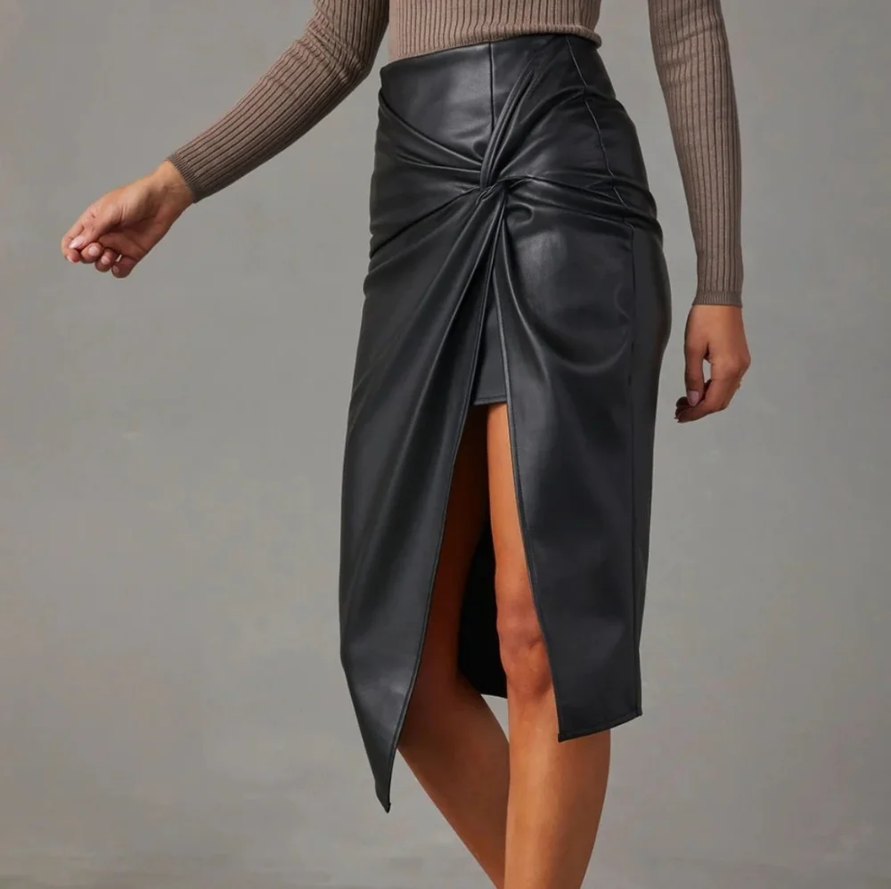 Sleek Twist High Waist Skirt - Black